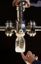A stable liquid - thread adapter on a sample valve